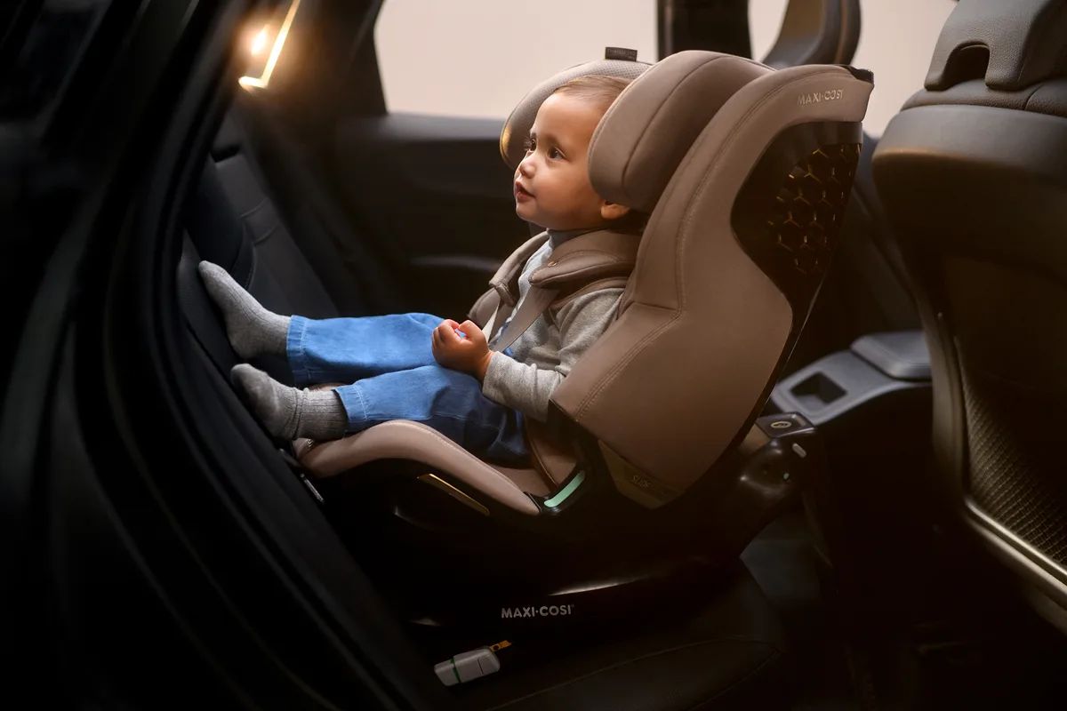 what age can a baby car seat face forward
